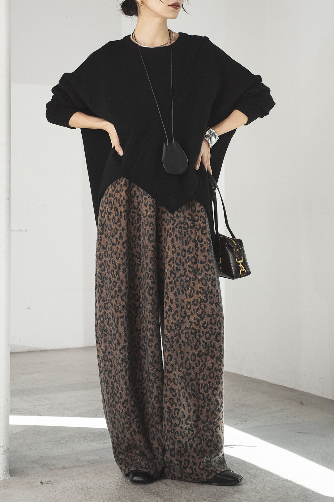[SET]アシンメトリーデザインニットトップス+リラックスレオパード柄ワイドパンツ(2set)