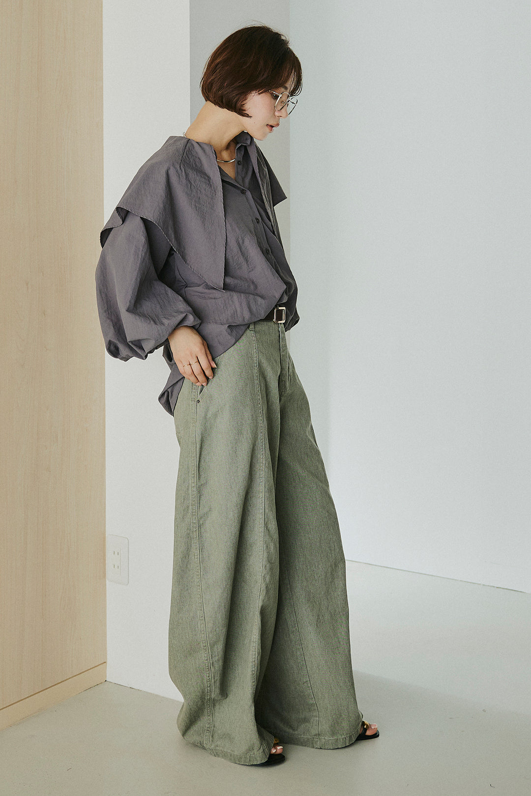 [SET]ケープカラーナイロンブラウス+サイドベルトカーブワイドパンツ(2set)