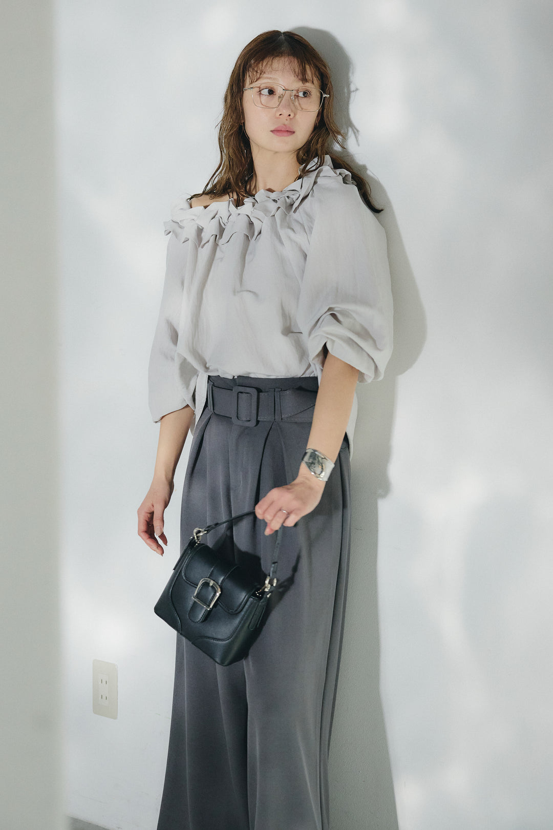 [SET]ネックフリルデザインブラウス+ベルト付きツータックワイドパンツ(2set)