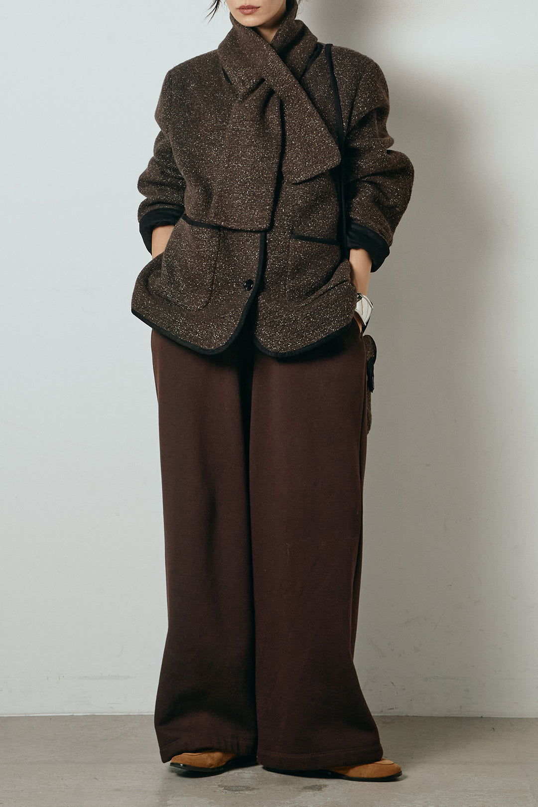 [SET]ノーカラーマフラーバッグ付きアウター+裏起毛スウェットワイドパンツ(2set)