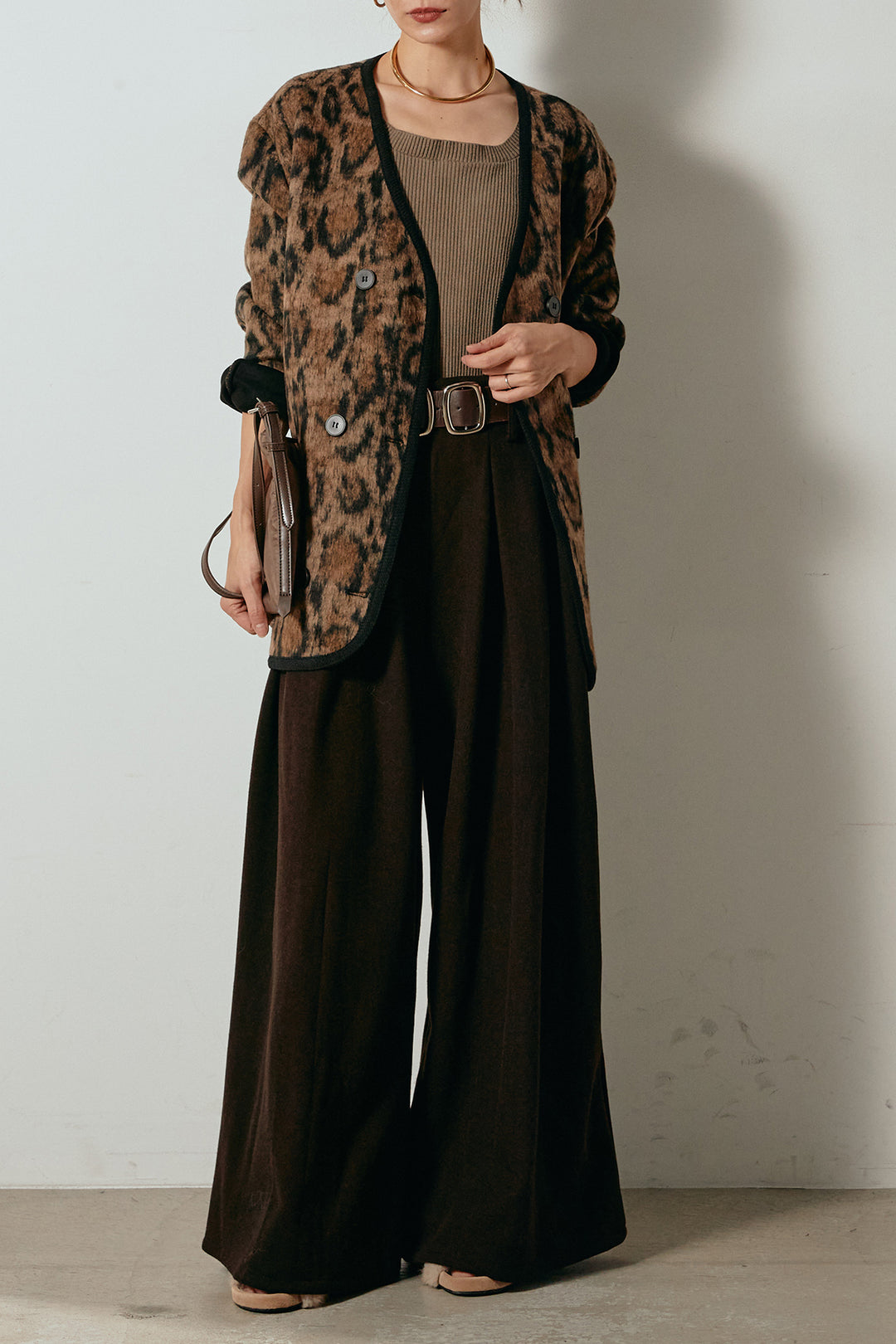 [SET]ノーカラーレオパード柄アウター+フェイクレザー太ベルト付きタックワイドパンツ(2set)