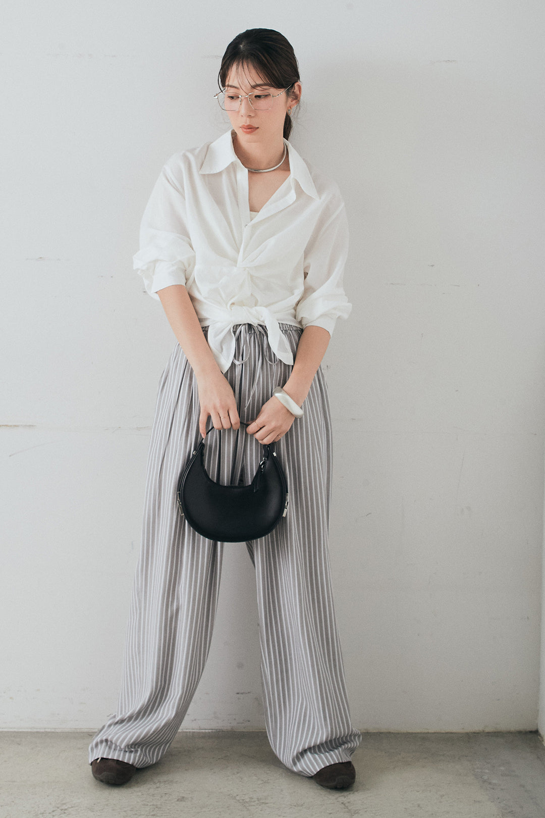 [SET]裾巻きツイストデザインシャツ+レーヨンストライプイージーワイドパンツ(2set)