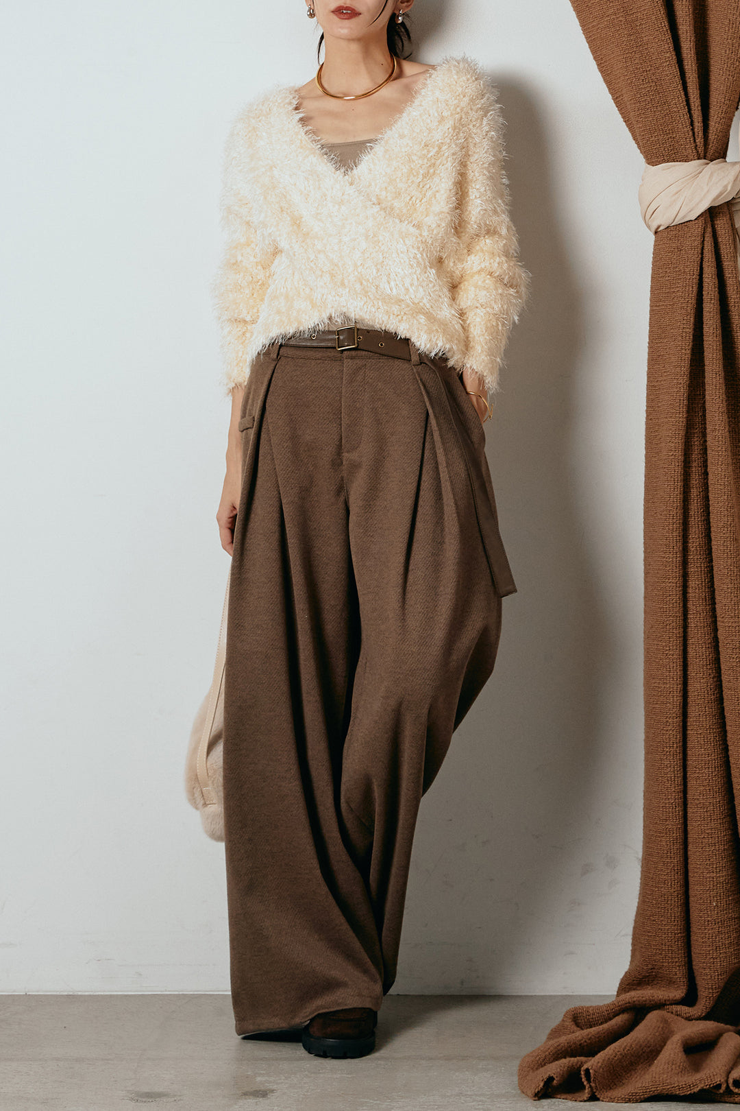 [SET]シャギークロスニットトップス+細ベルト付き起毛タックワイドパンツ(2set)