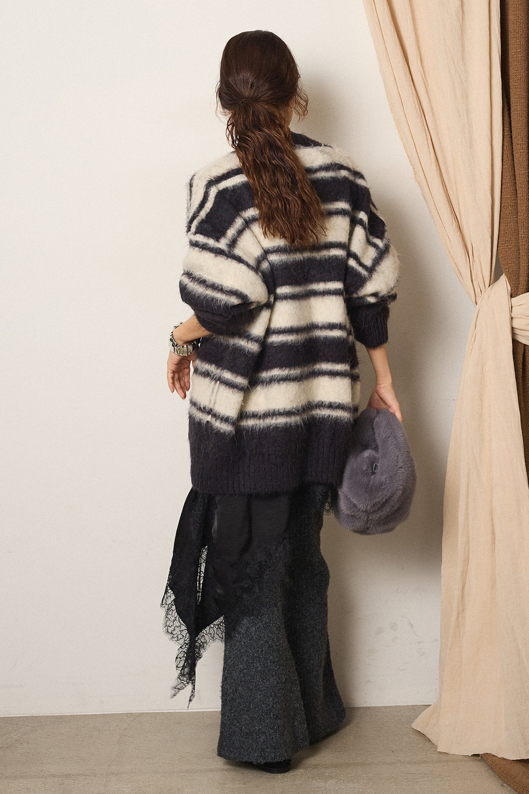 [SET]ルーズVネックボーダーニットトップス+レースドッキングサテンキャミソール(2set)