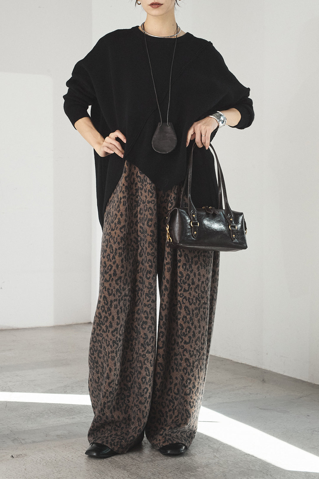 [SET]アシンメトリーデザインニットトップス+リラックスレオパード柄ワイドパンツ(2set)