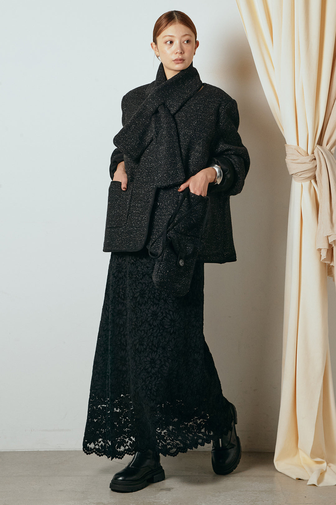 [SET]ノーカラーマフラーバッグ付きアウター+花柄刺繍ベロアフレアスカート(2set)