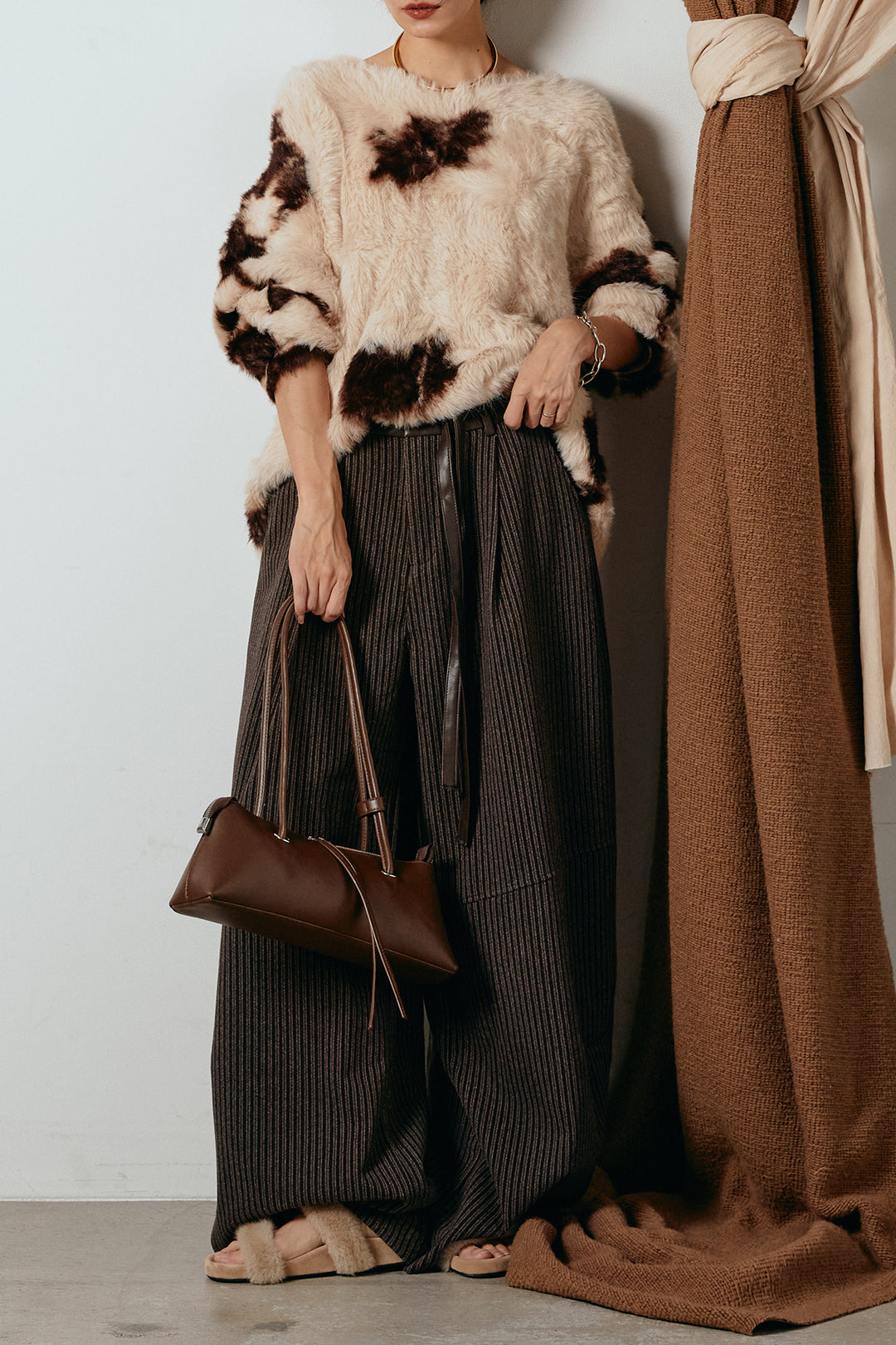 [SET]タイダイ柄シャギーニットトップス+レザーライク配色ストライプパンツ(2set)