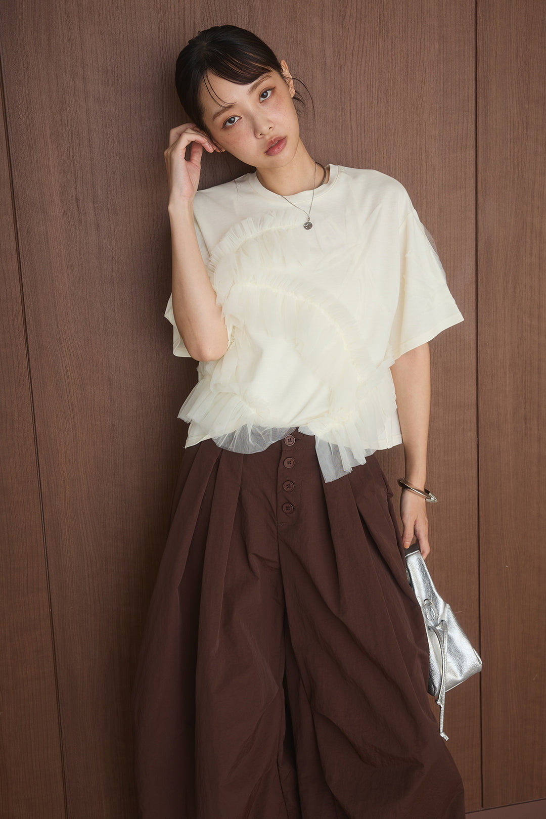 [SET]チュールモチーフデザインTシャツ+ボタンデザインニーサイドタックパンツ(2set)