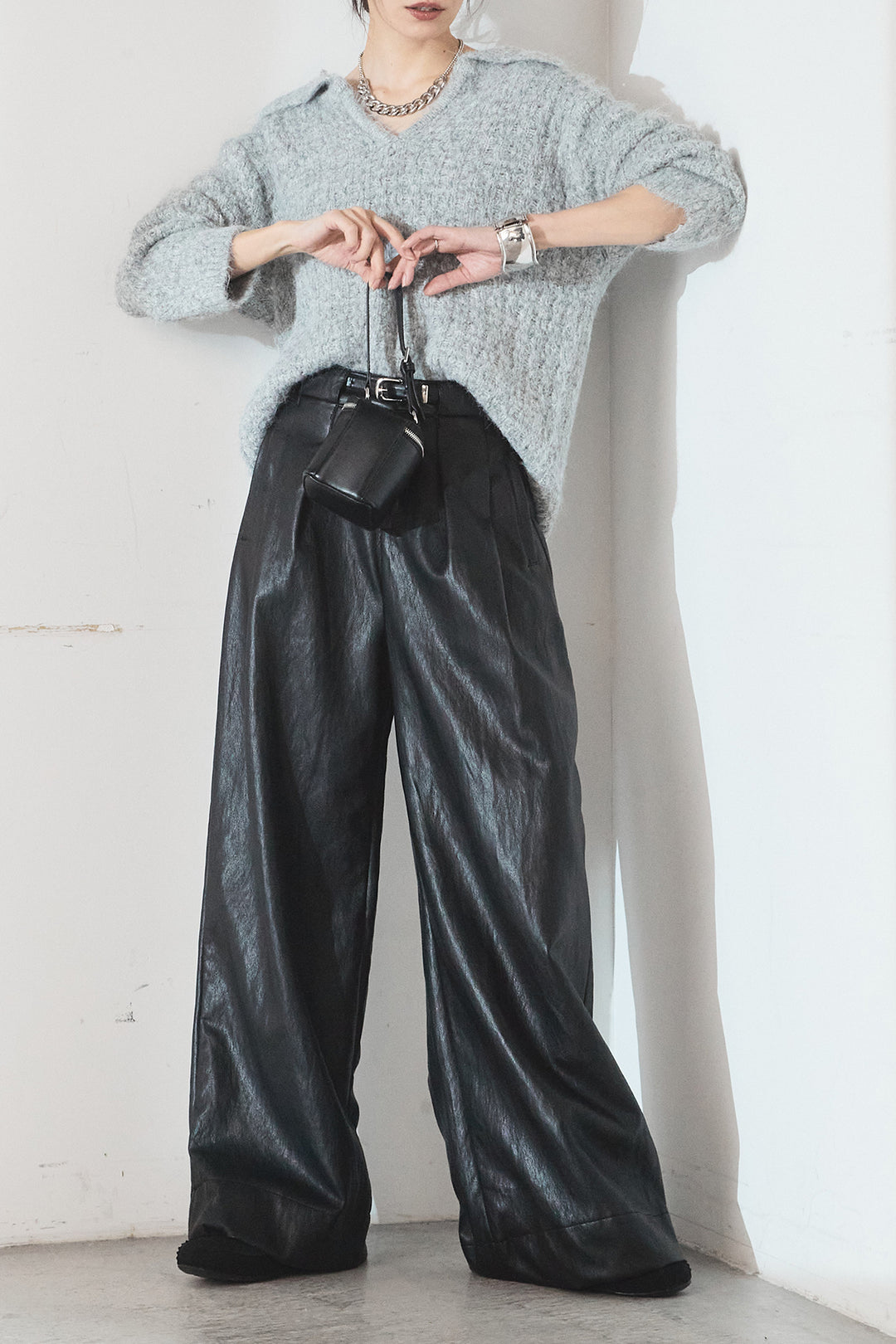 [SET]襟付きVネックニットトップス+ベルト付きレザーライクタックパンツ(2set)