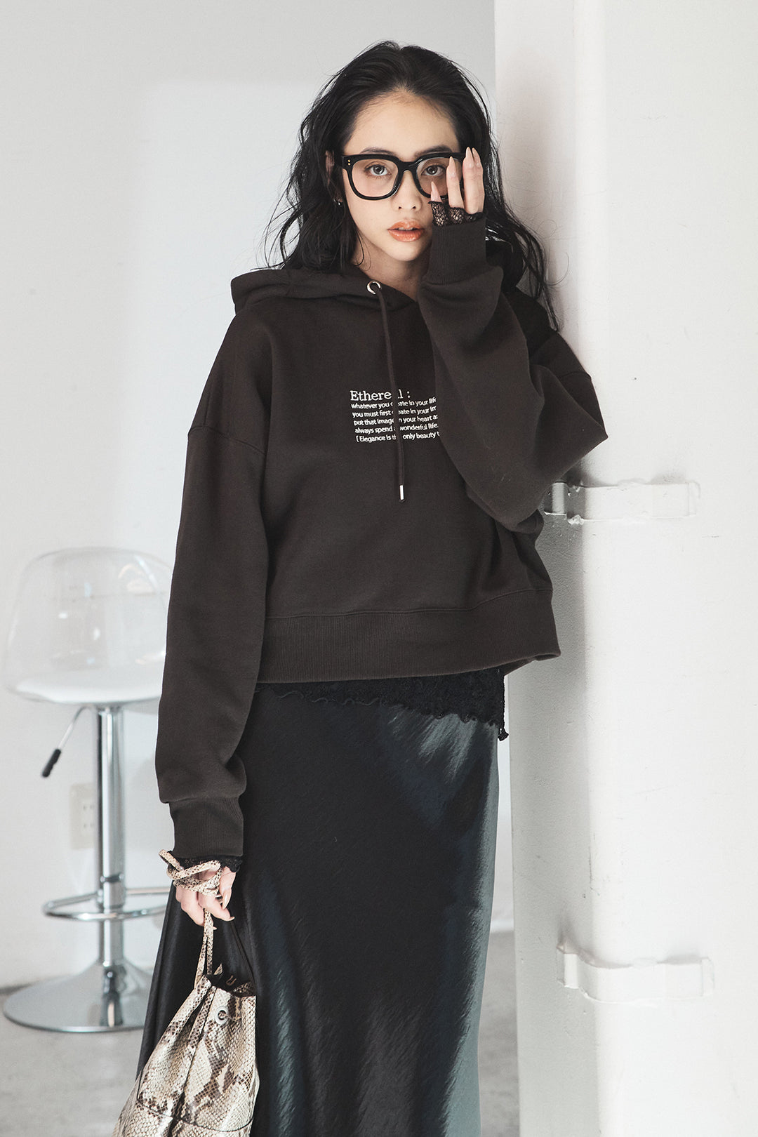 [SET]裏起毛レタリング刺繍フーディショートプルオーバー+ストレッチレースクルーネックインナー+裾レースデザインサテンスカート(3set)