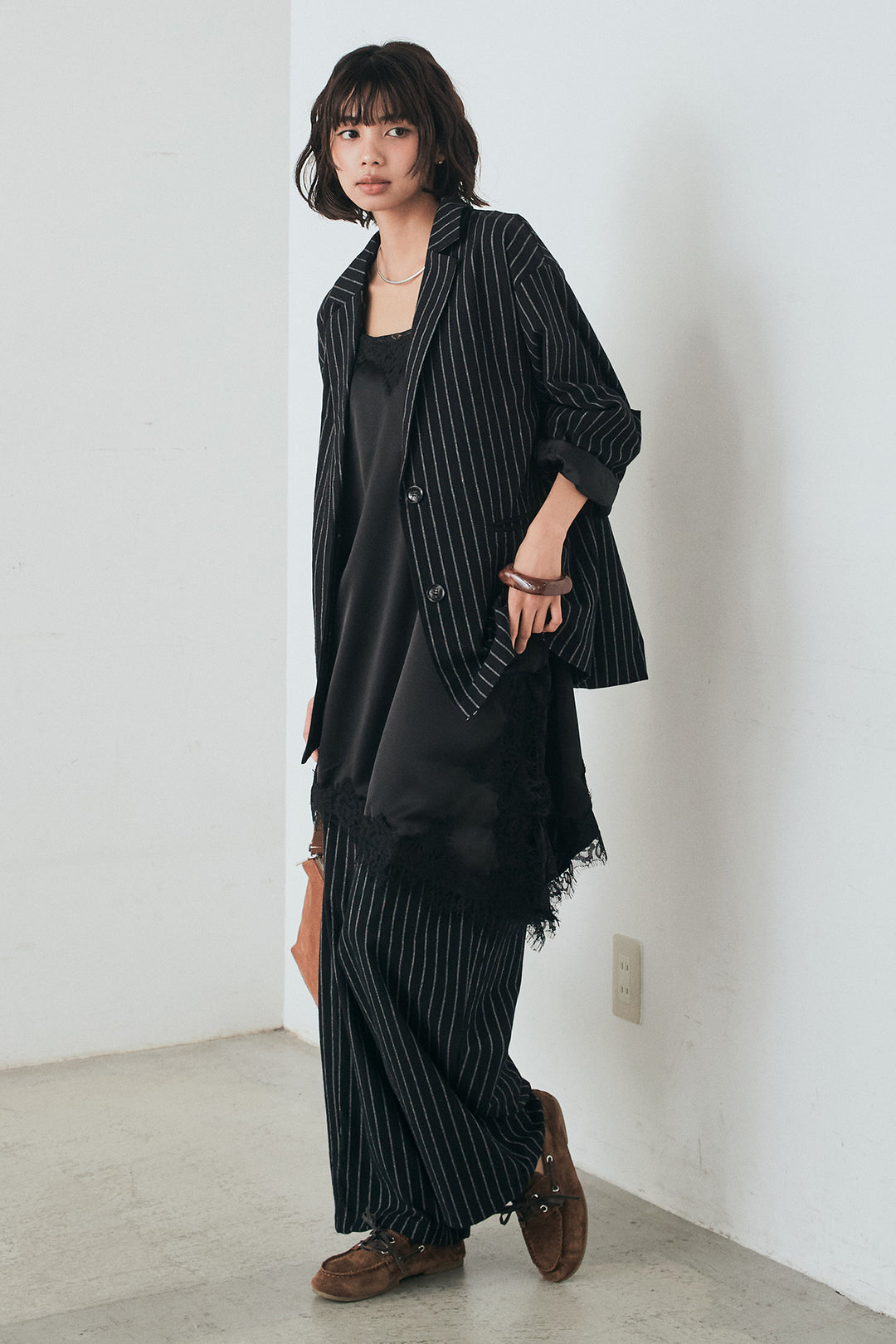[SET]リネンライクストライプテーラードジャケット+リネンライクストライプタックイージーパンツ+サテンレースアシメキャミ(3set)