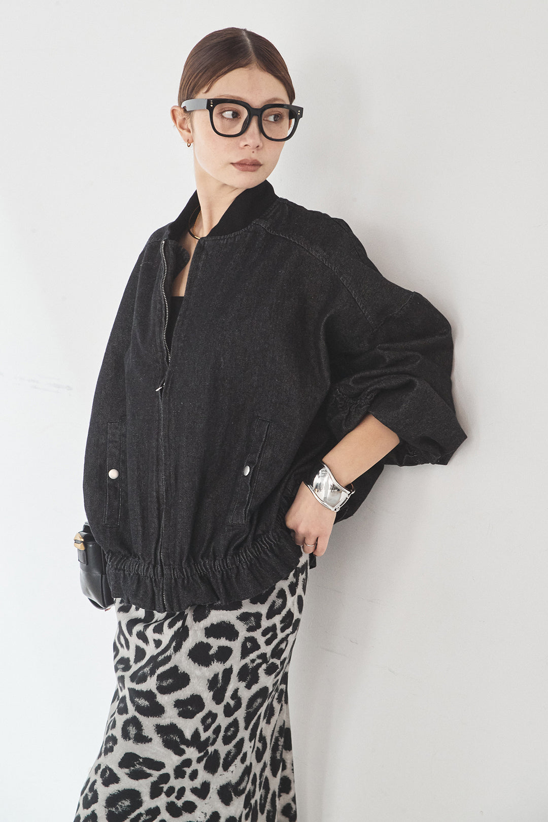 [SET]袖シャーリング裾フリルデニムブルゾン+レオパードサテンナロースカート(2set)