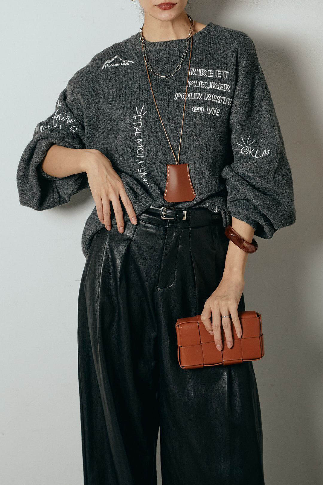 [SET]刺繍ロゴランダムデザインニットトップス+ベルト付きレザーライクタックパンツ(2set)