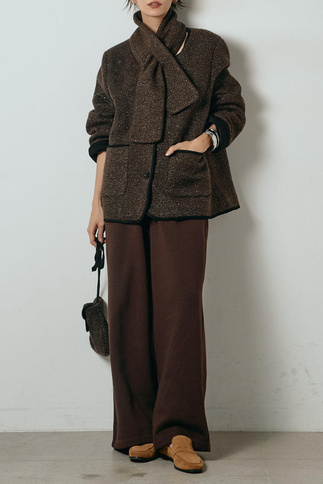 [SET]ノーカラーマフラーバッグ付きアウター+裏起毛スウェットワイドパンツ(2set)