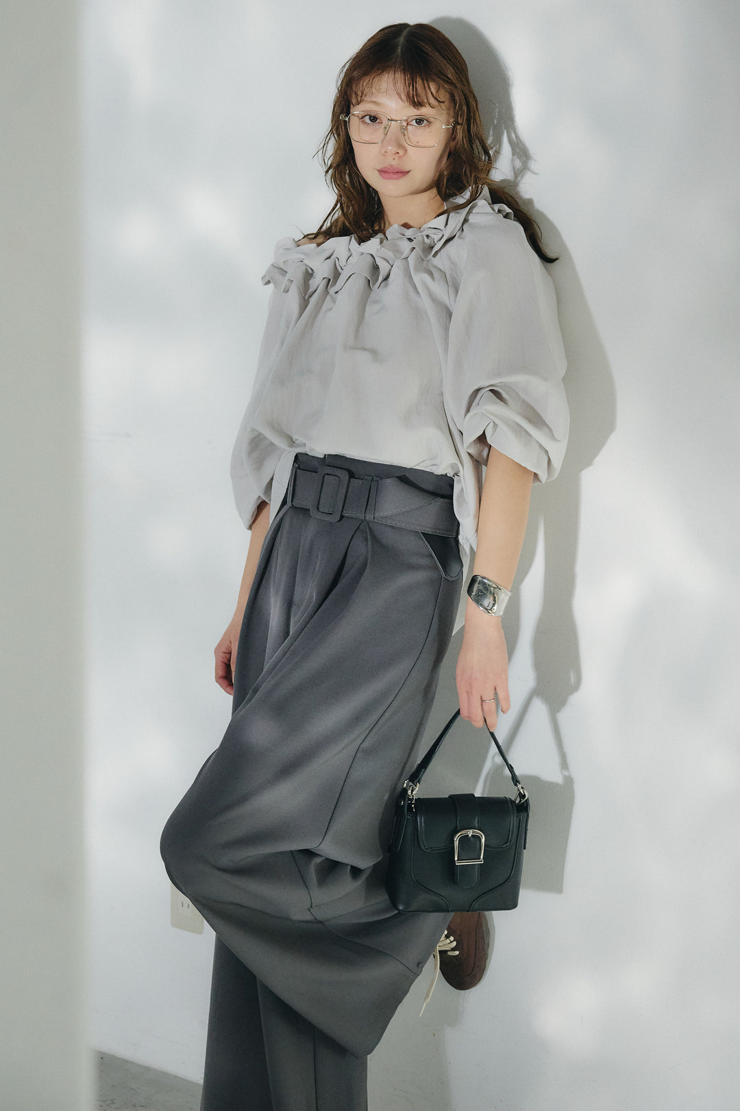 [SET]ネックフリルデザインブラウス+ベルト付きツータックワイドパンツ(2set)