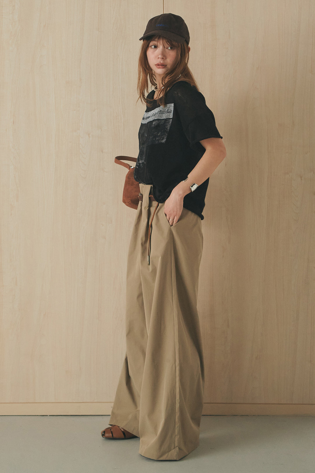 [SET]半袖モノトーングラフィックトップス+ベルトループデザインハイウエストタックパンツ(2set)