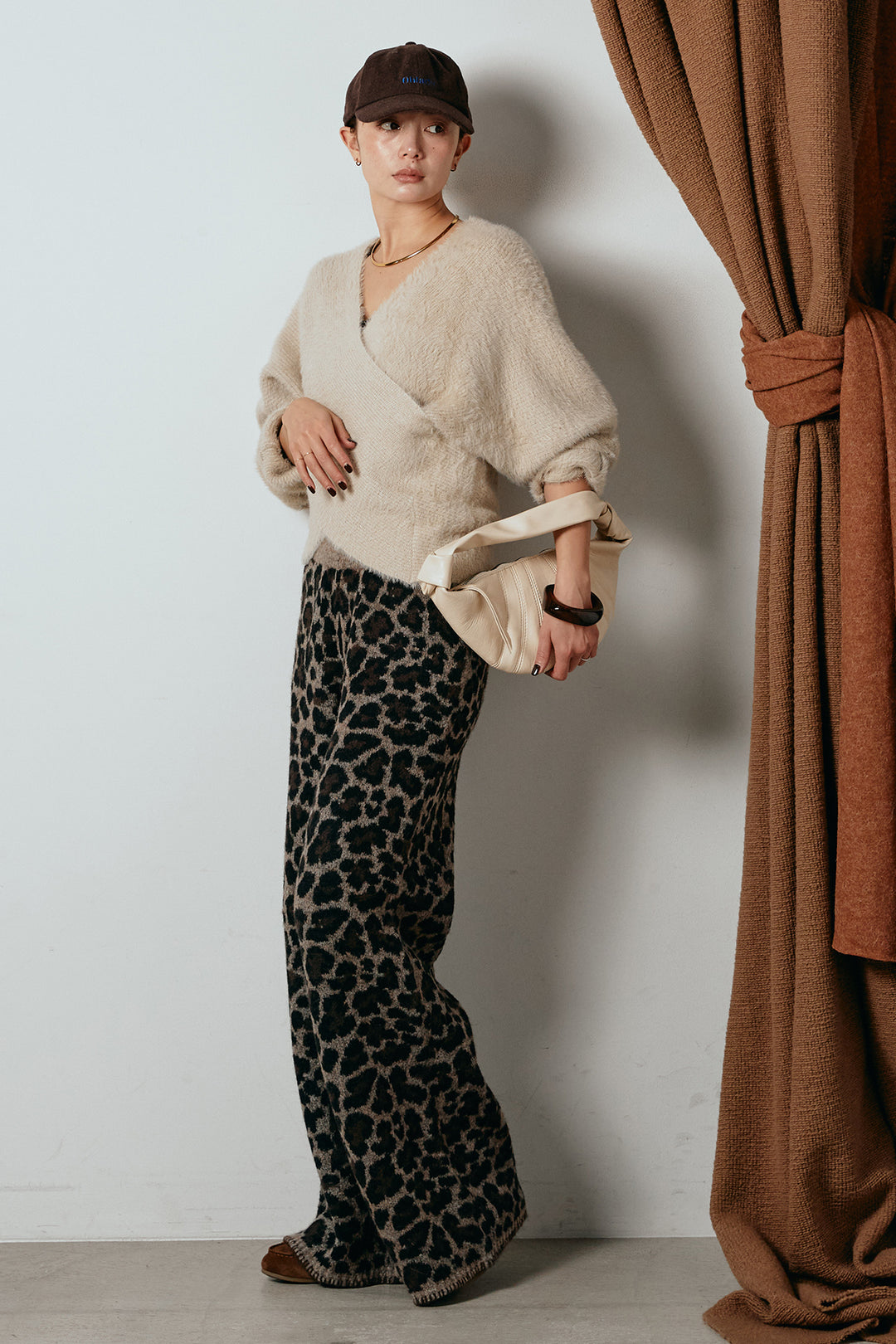 [SET]シャギーカシュクールニットトップス+リラックスレオパード柄ニットパンツ(2set)
