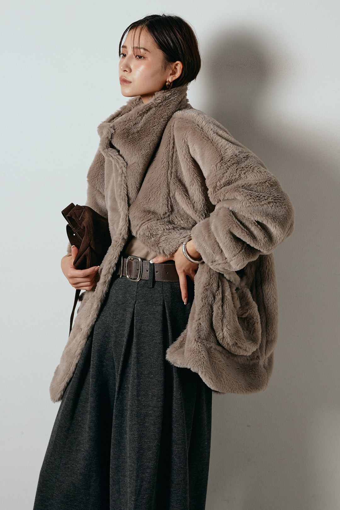 [SET]スタンドネックファーコート+フェイクレザー太ベルト付きタックワイドパンツ(2set)