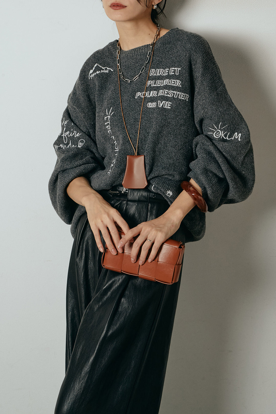 [SET]刺繍ロゴランダムデザインニットトップス+ベルト付きレザーライクタックパンツ(2set)