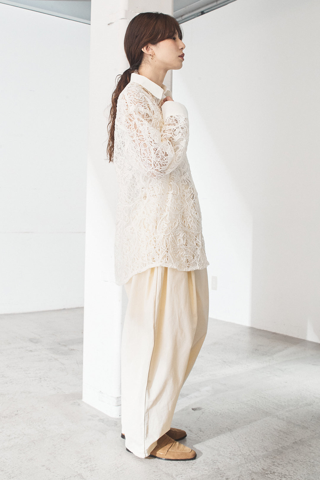 [SET]刺繍レースオーバーサイズシャツ+合繊ツイルパイピングタックカーブパンツ(2set)