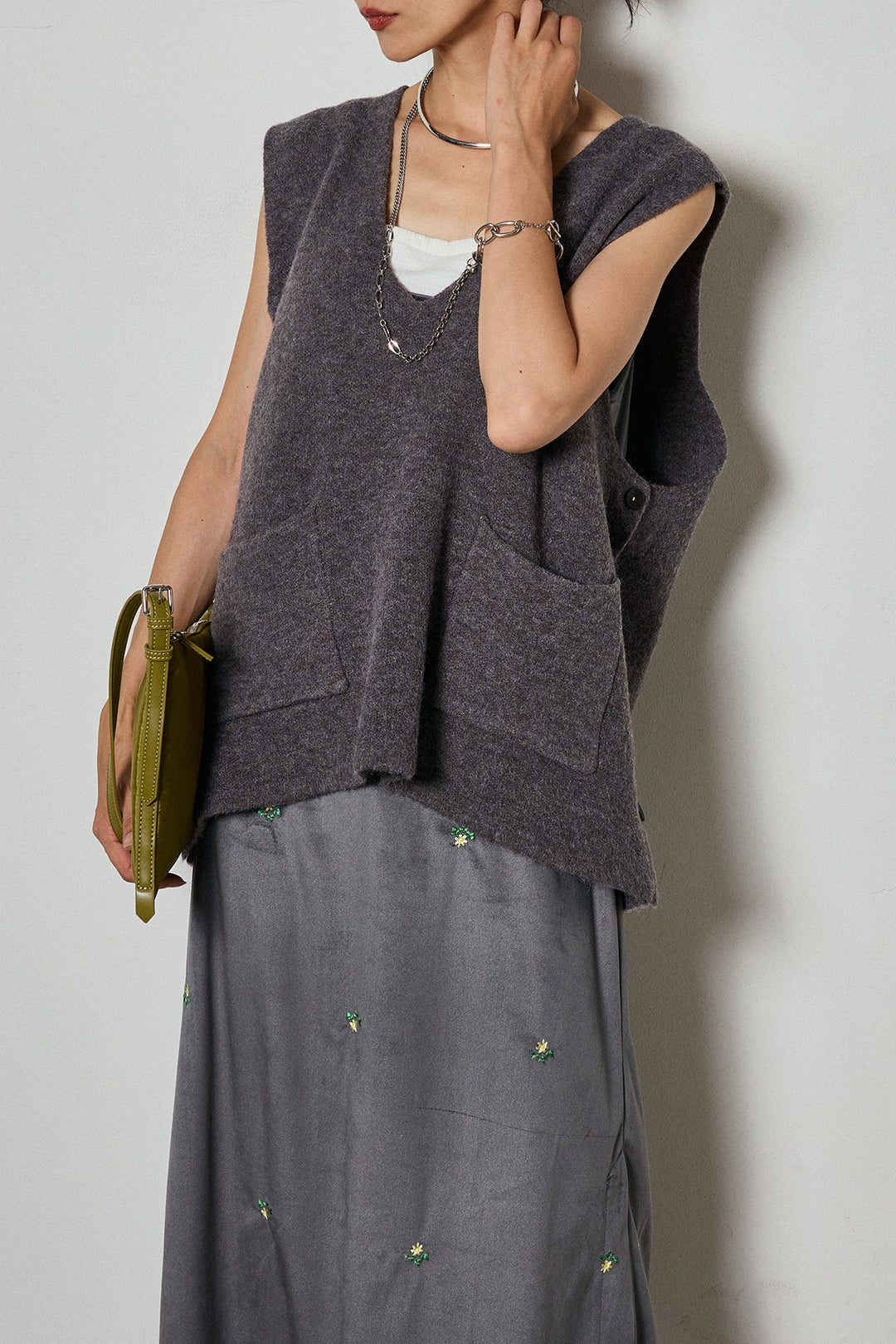 [SET]深Vサイドボタンニットベスト+小花刺繍ベロアキャミワンピース(2set)