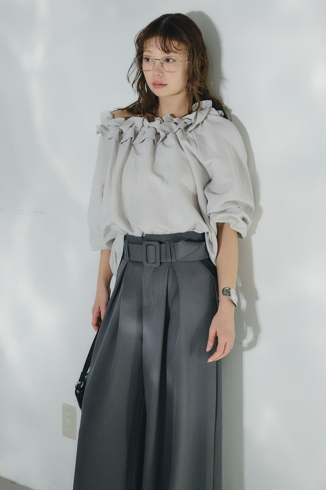[SET]ネックフリルデザインブラウス+ベルト付きツータックワイドパンツ(2set)