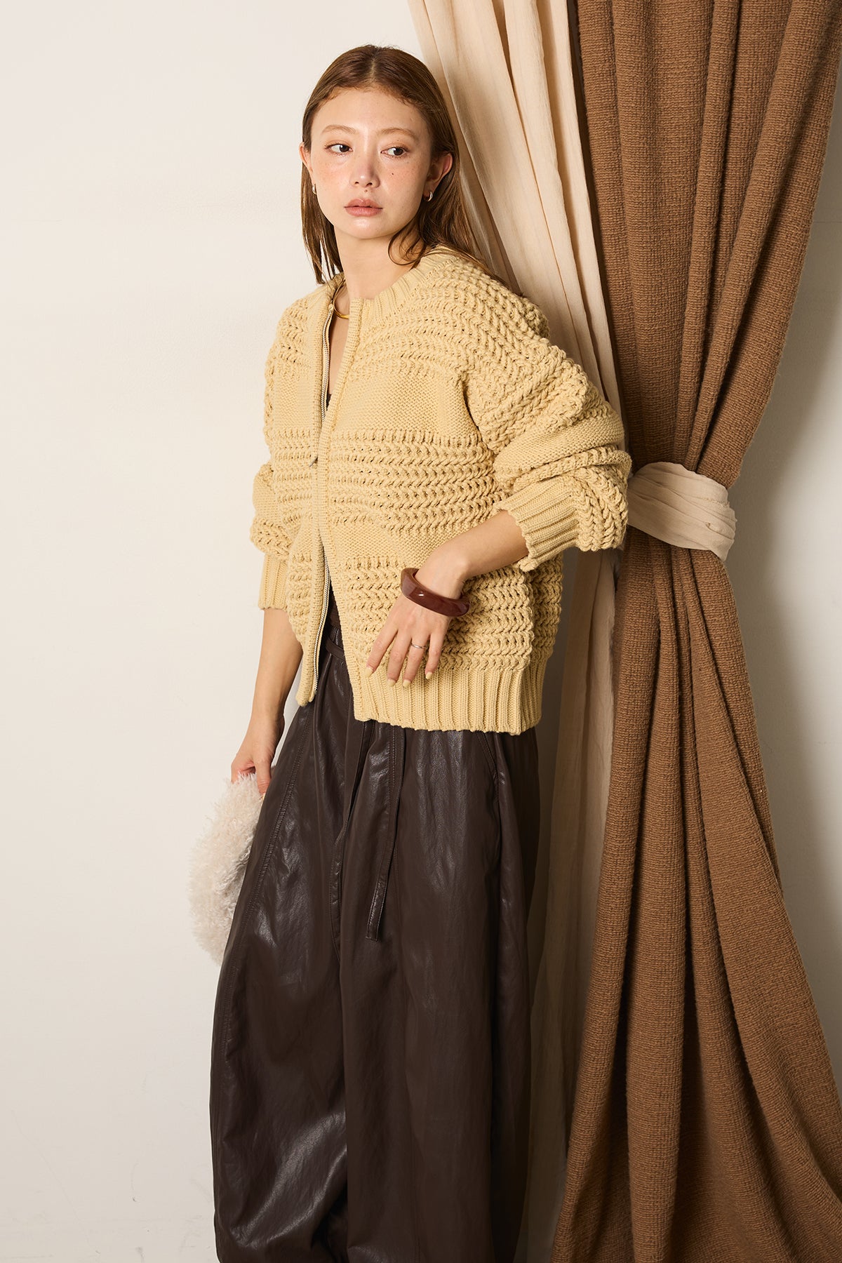 ESCADA アンサンブル　ニット　トップス　カーディガン　総柄　ベージュ×黒 ライン編みダブルジップニットカーディガン – ESICA