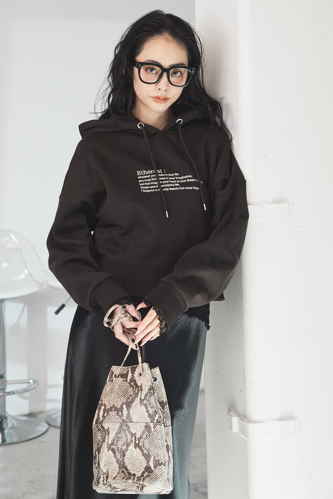 [SET]裏起毛レタリング刺繍フーディショートプルオーバー+ストレッチレースクルーネックインナー+裾レースデザインサテンスカート(3set)