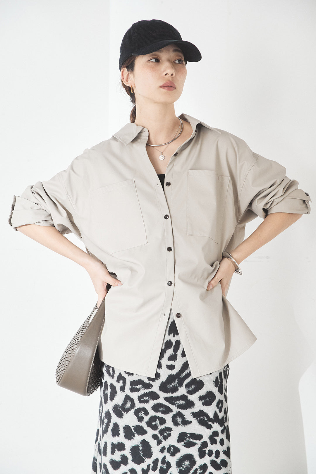 [SET]ウォッシャブルエコレザービックカフスシャツ+レオパードサテンナロースカート(2set)