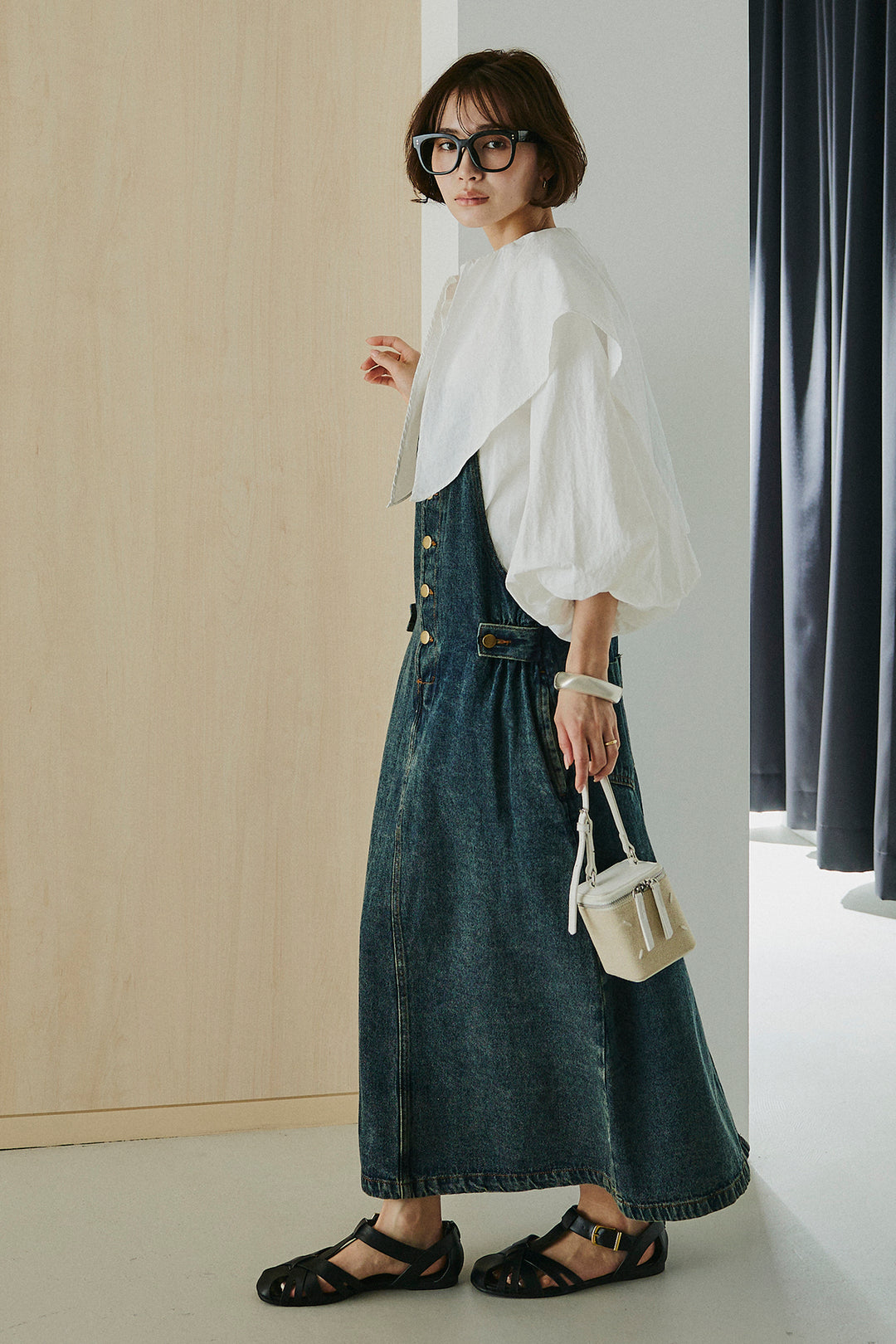 [SET]ケープカラーナイロンブラウス+配色ショルダーデニムサロペットスカート(2set)