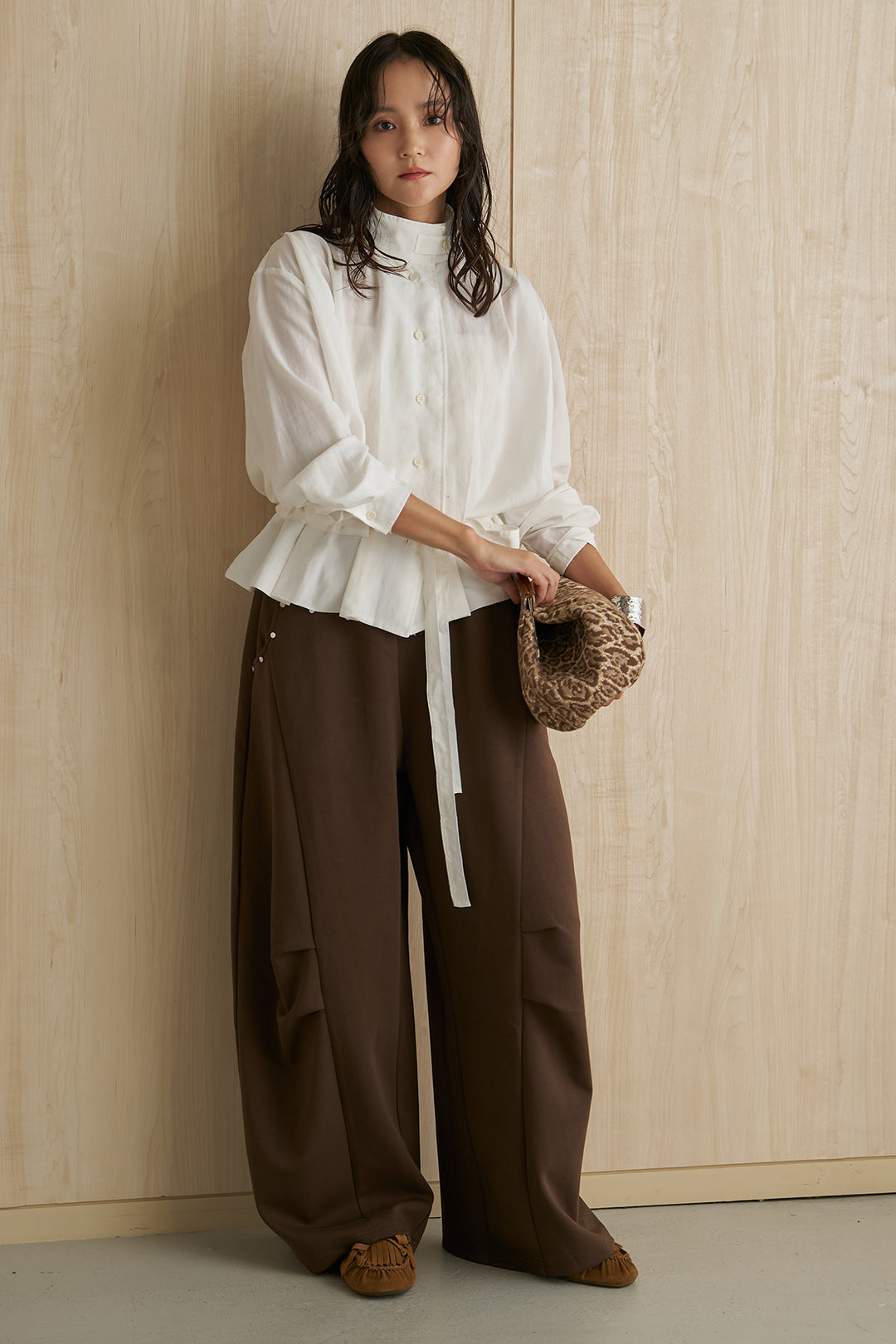 [SET]ハイネックウエストシェイプシャツ+スタッズ付きニーサイドタックスウェットパンツ(2set)