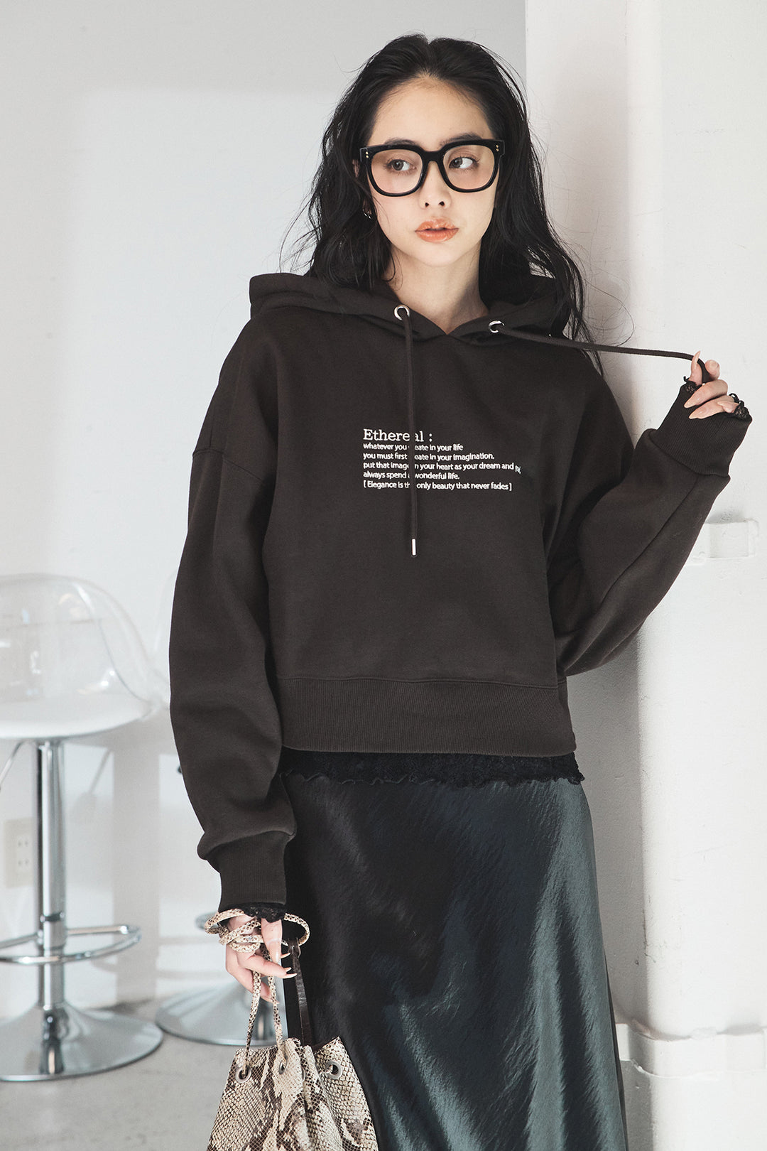 [SET]裏起毛レタリング刺繍フーディショートプルオーバー+ストレッチレースクルーネックインナー+裾レースデザインサテンスカート(3set)