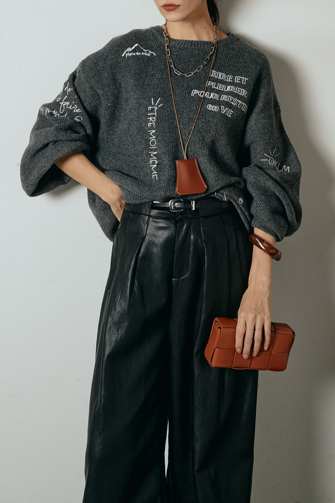 [SET]刺繍ロゴランダムデザインニットトップス+ベルト付きレザーライクタックパンツ(2set)