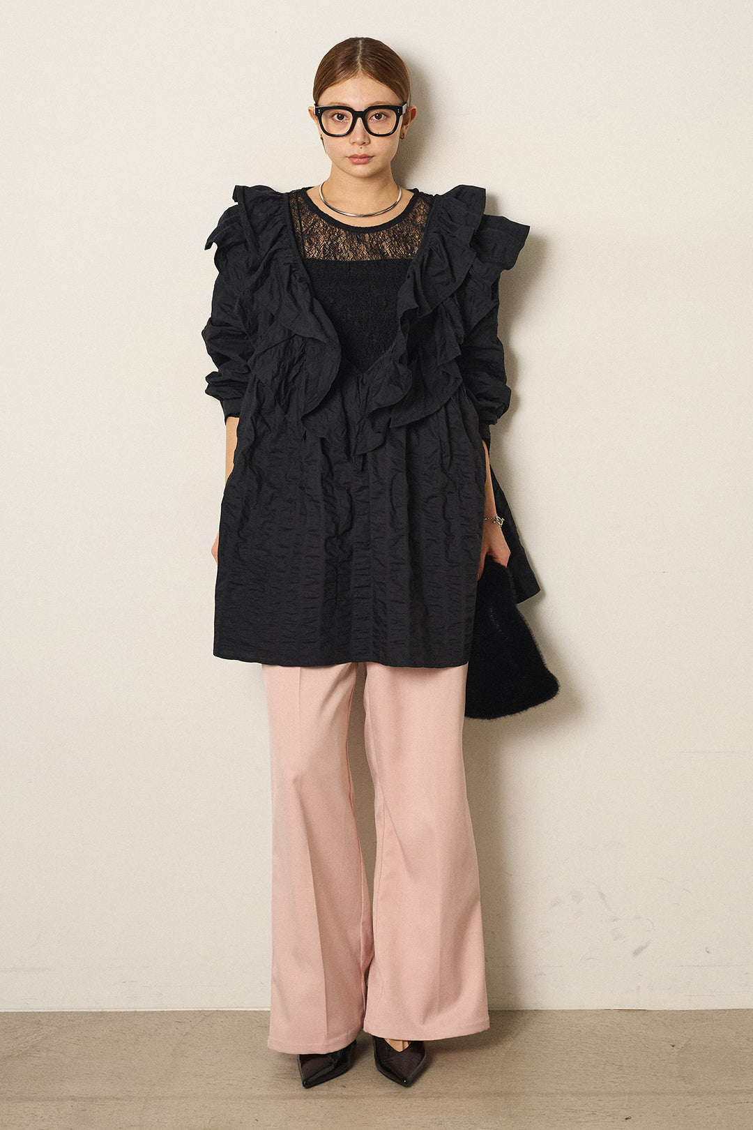 [SET]Vネックフリルカラーブラウス+ツイルスプリングカラータックパンツ+ストレッチレースクルーネックインナー(3set)