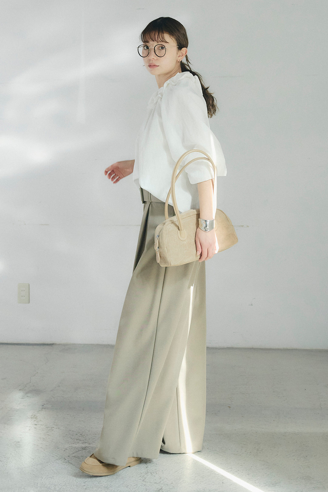 [SET]ネックフリルデザインブラウス+ベルト付きツータックワイドパンツ(2set)