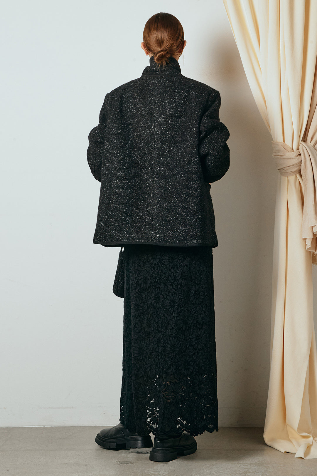 [SET]ノーカラーマフラーバッグ付きアウター+花柄刺繍ベロアフレアスカート(2set)