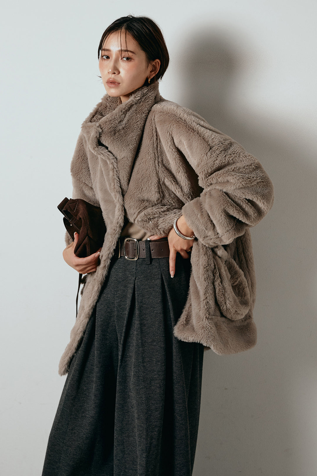 [SET]スタンドネックファーコート+フェイクレザー太ベルト付きタックワイドパンツ(2set)