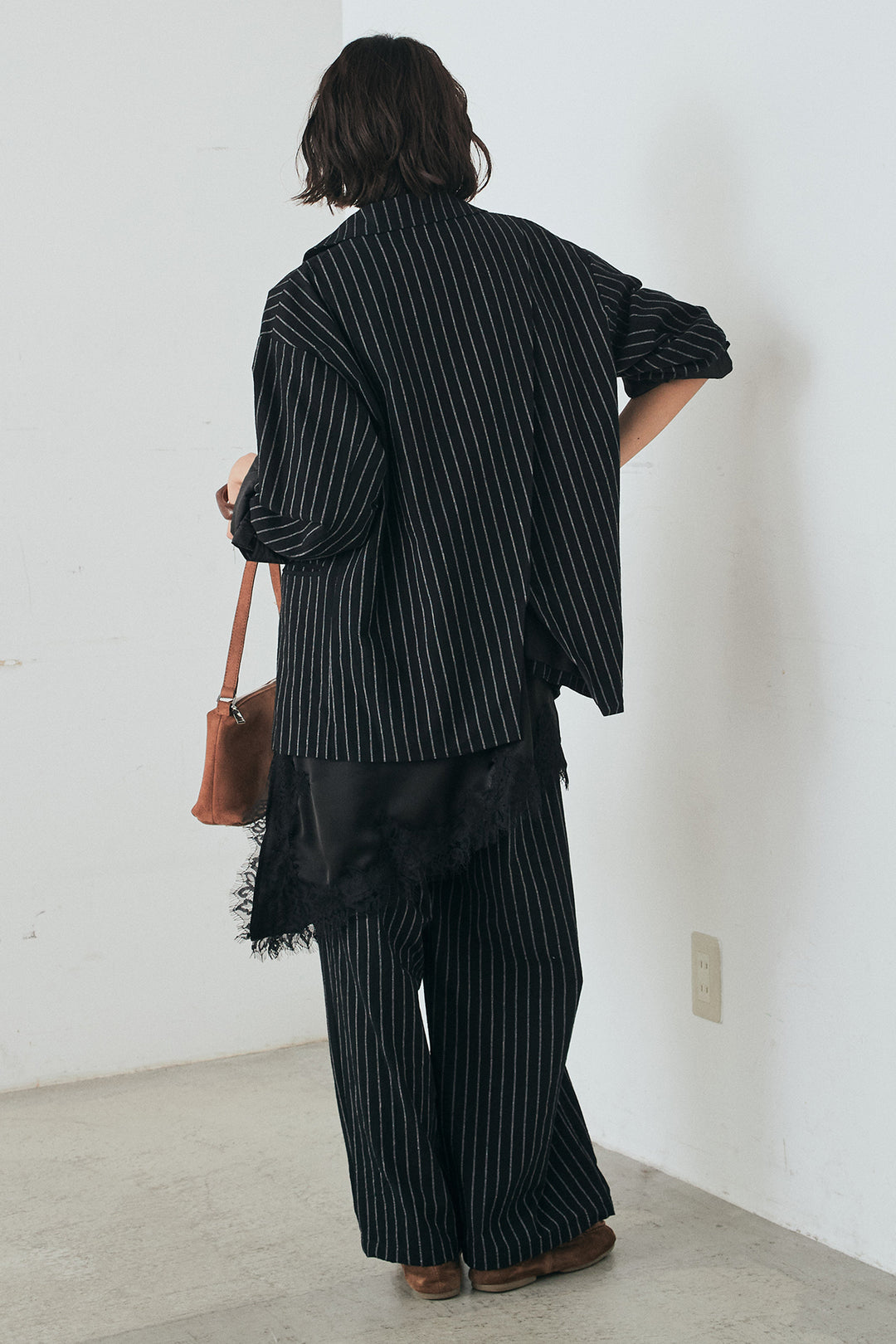 [SET]リネンライクストライプテーラードジャケット+リネンライクストライプタックイージーパンツ+サテンレースアシメキャミ(3set)