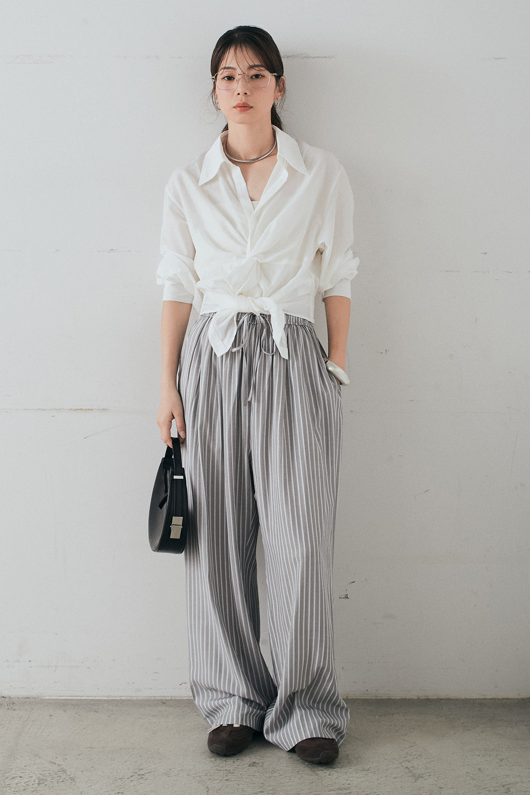 [SET]裾巻きツイストデザインシャツ+レーヨンストライプイージーワイドパンツ(2set)