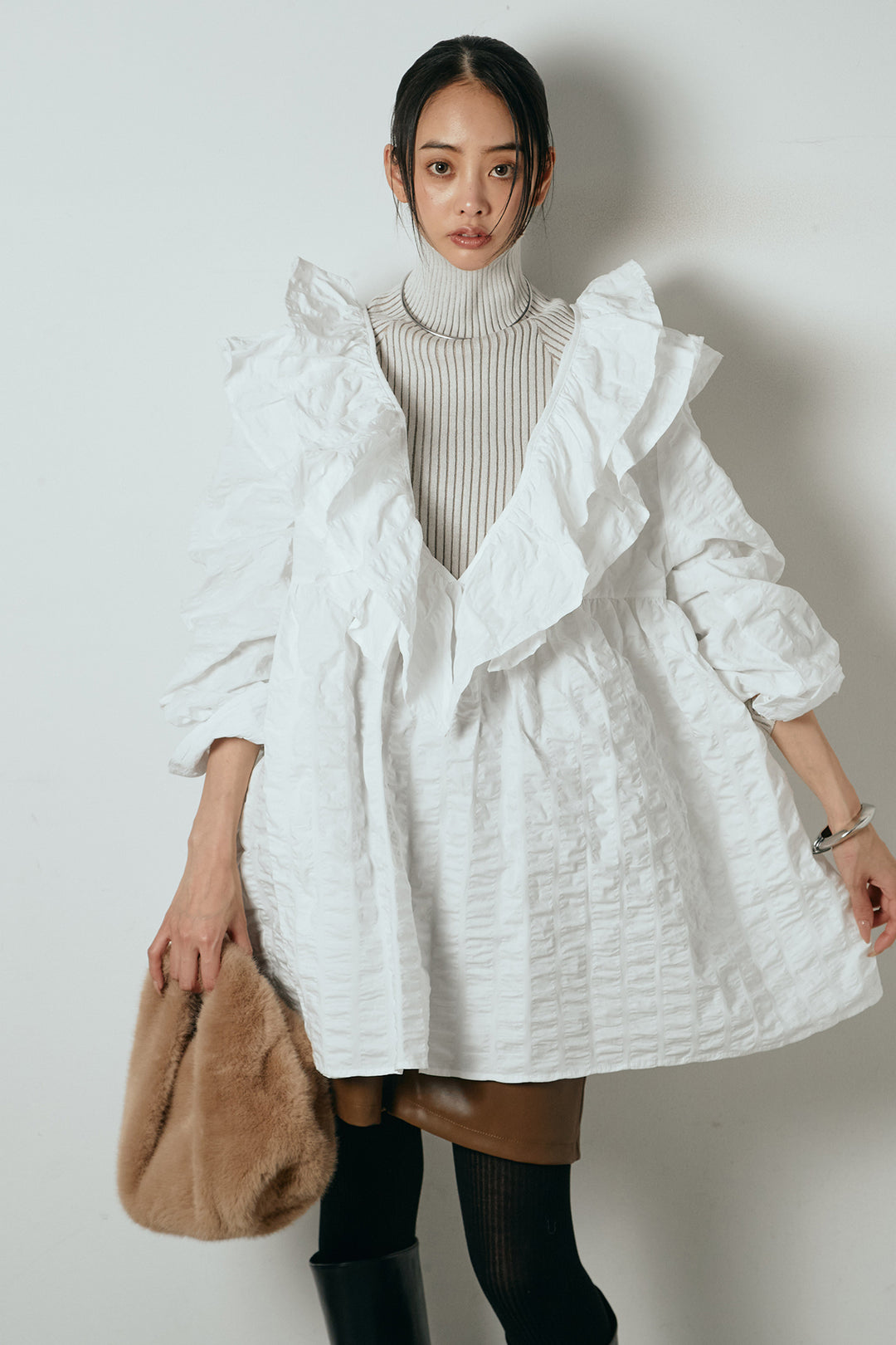 [SET]Vネックフリルカラーブラウス+リブニットシームレスタートルプルオーバー+ストレッチエコレザーバミューダパンツ(3set)