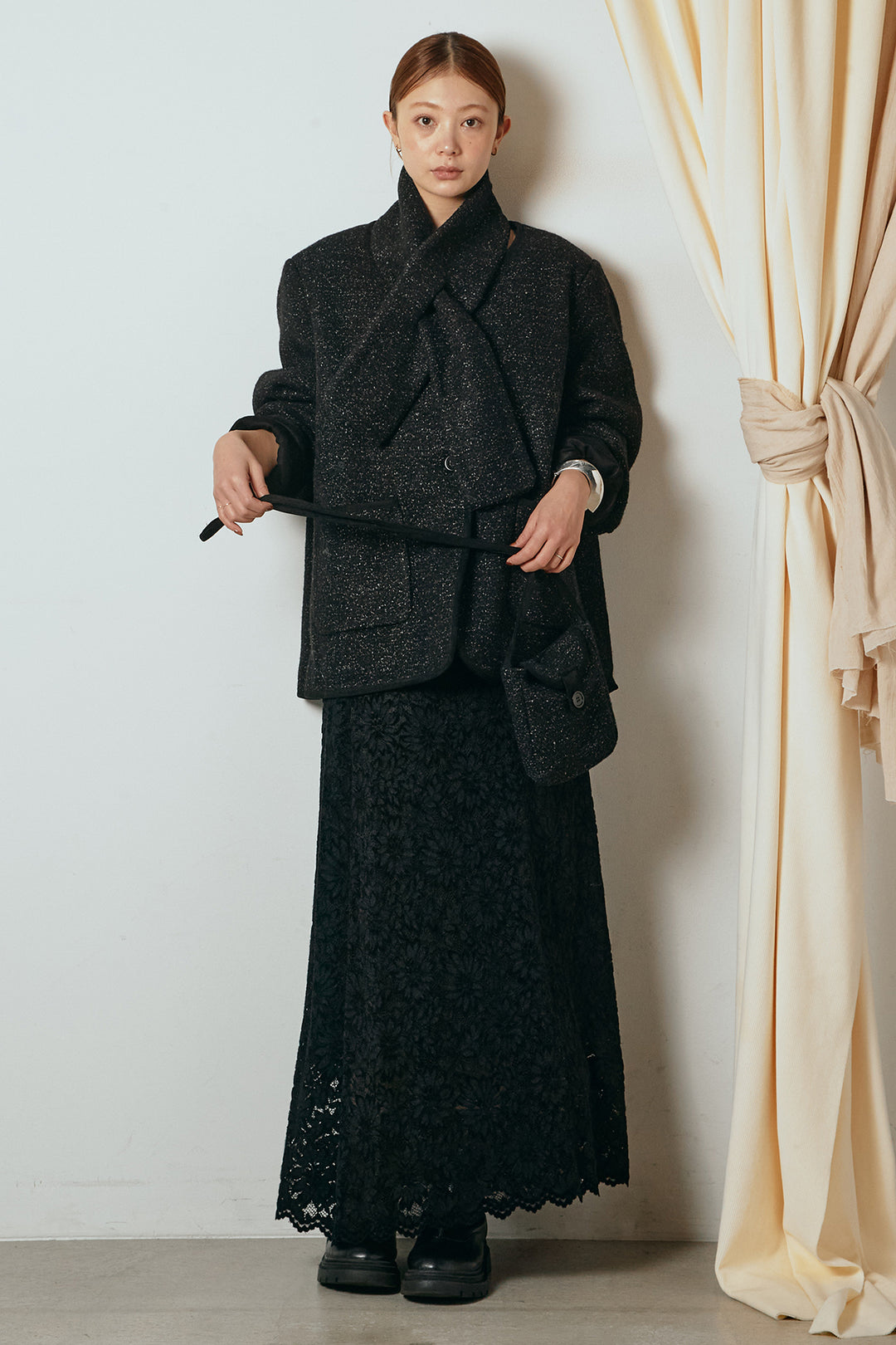 [SET]ノーカラーマフラーバッグ付きアウター+花柄刺繍ベロアフレアスカート(2set)