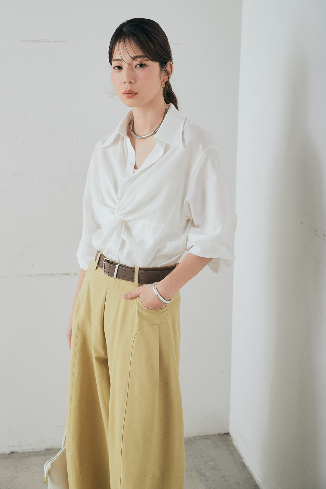 [SET]裾巻きツイストデザインシャツ+ベルト付きサイドタックワイドパンツ(2set)