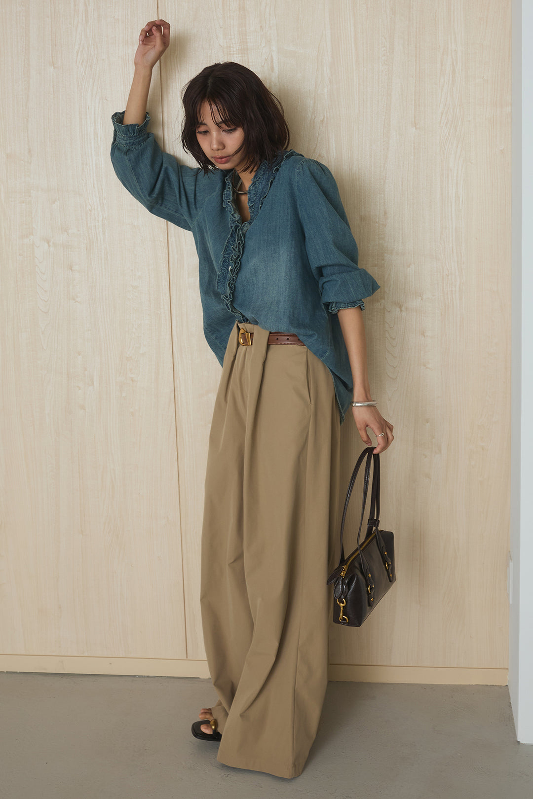 [SET]Vネックデニムフリルトップス+ベルトループデザインハイウエストタックパンツ(2set)