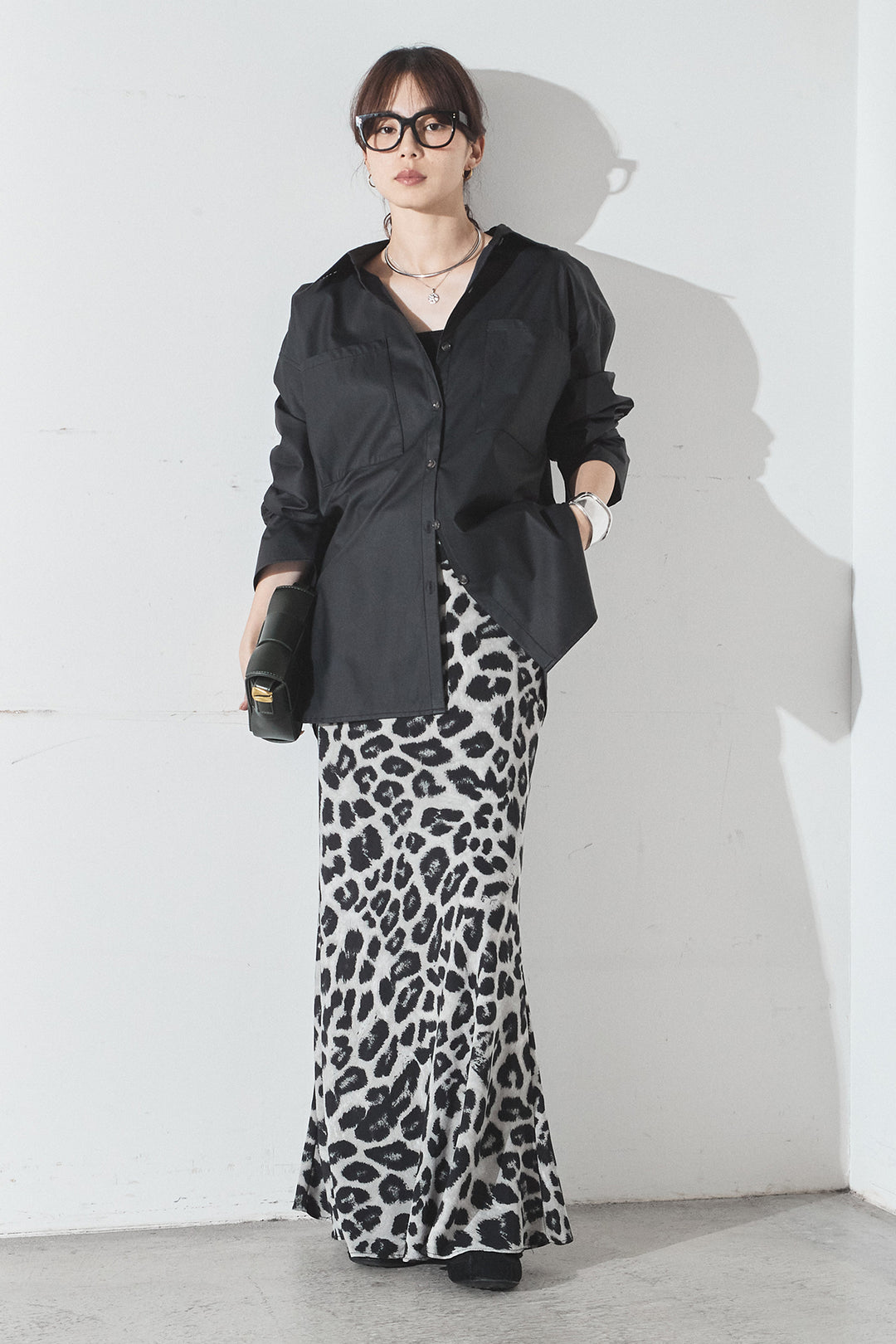 [SET]ウォッシャブルエコレザービックカフスシャツ+レオパードサテンナロースカート(2set)