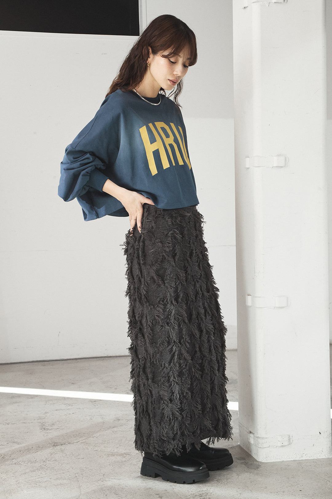 [SET]ビッグロゴHRU袖ボリュームトップス+カットフリンジニットタイトスカート(2set)