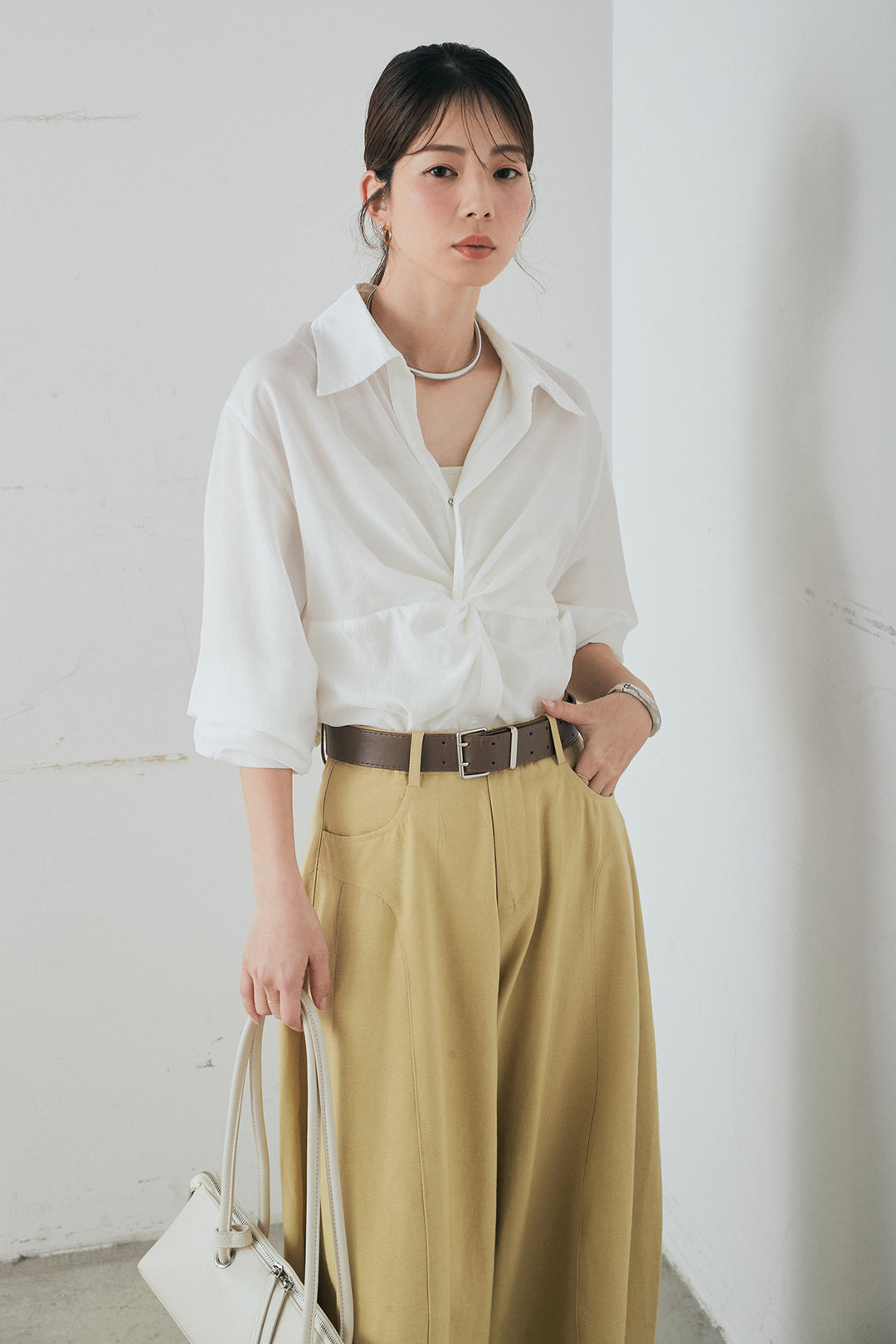 [SET]裾巻きツイストデザインシャツ+ベルト付きサイドタックワイドパンツ(2set)