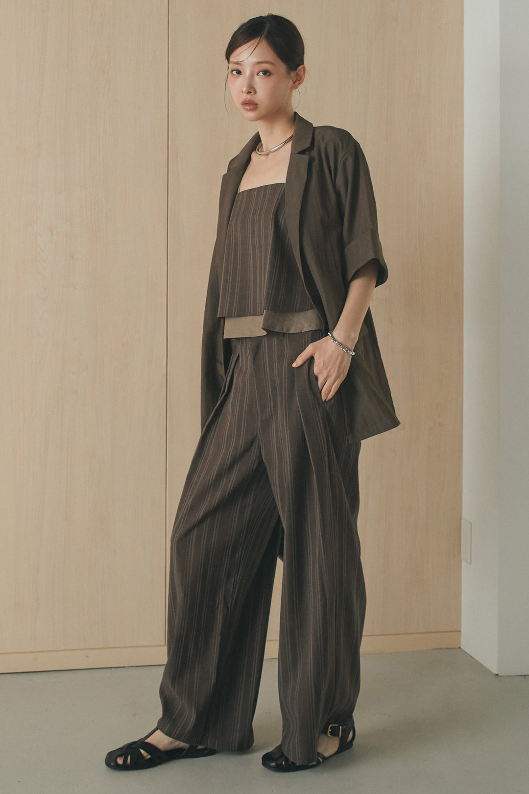 [SET]リネンライクテーラードハーフスリーブジャケット+リネンストライプタックワイドパンツ+リネンストライプレイヤードキャミ(3set)