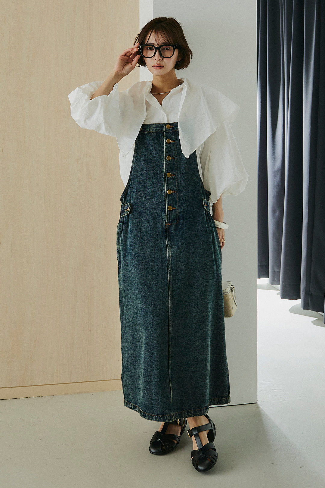 [SET]ケープカラーナイロンブラウス+配色ショルダーデニムサロペットスカート(2set)