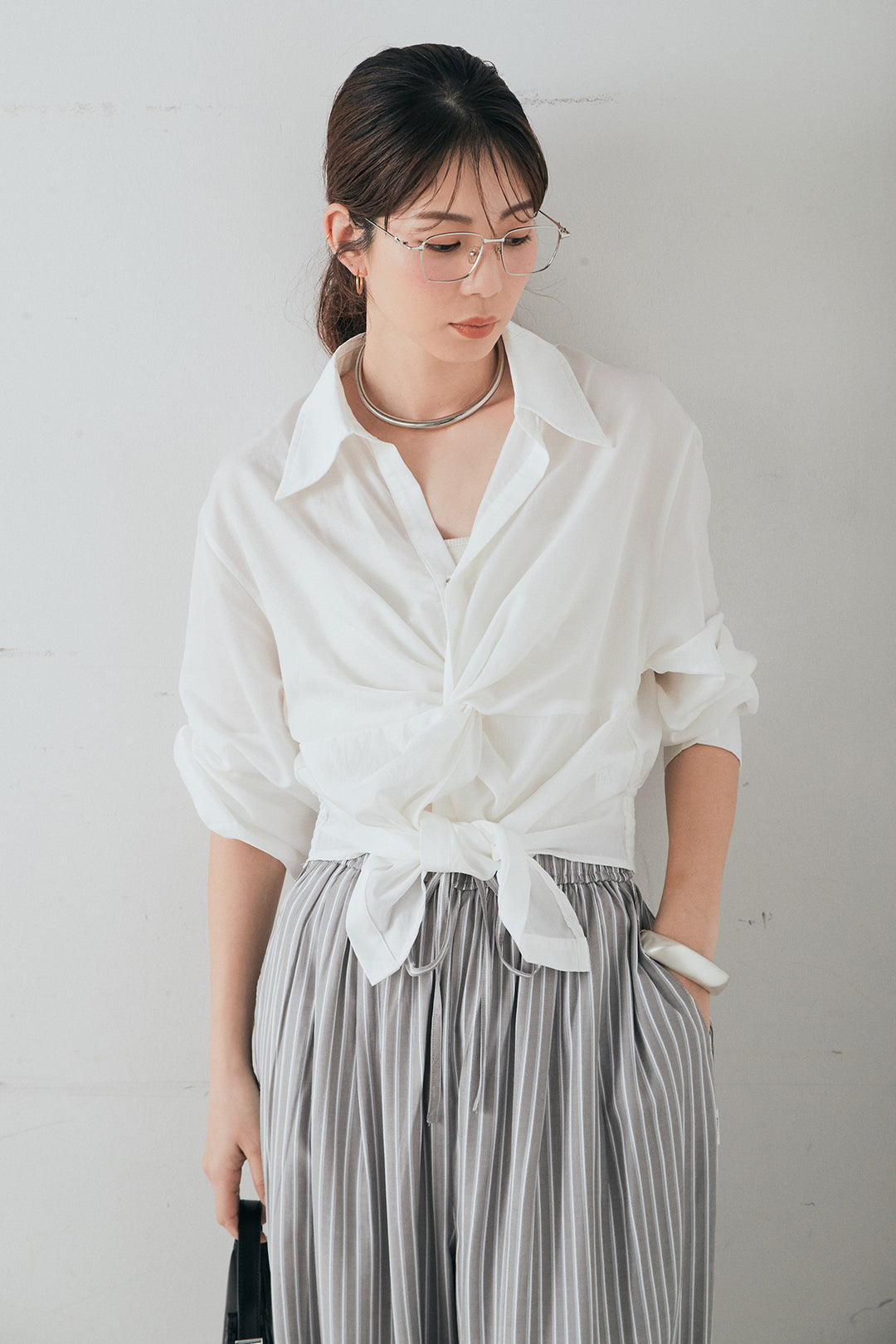 [SET]裾巻きツイストデザインシャツ+レーヨンストライプイージーワイドパンツ(2set)