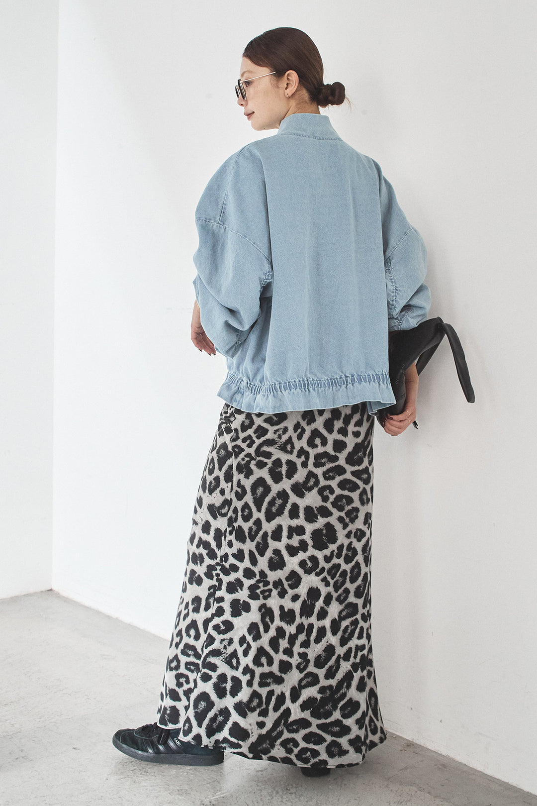 [SET]袖シャーリング裾フリルデニムブルゾン+レオパードサテンナロースカート(2set)